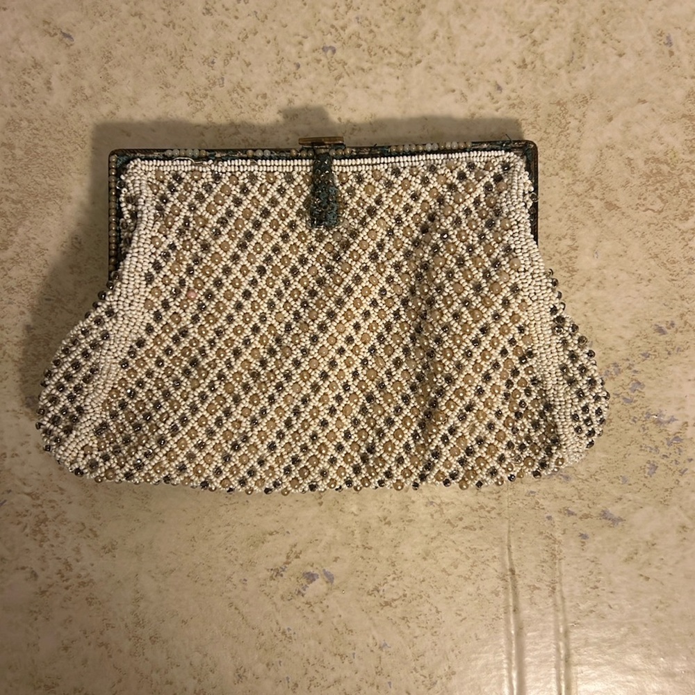 Women's vintage beaded hinged clutch
